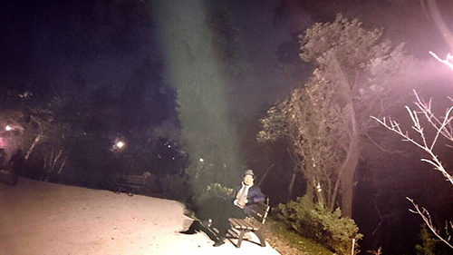 每次在夜晚遊聖山，縂有一道佛光如影隨行跟著教授行